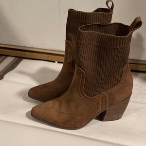 Universal Thread Tan Heeled Boots